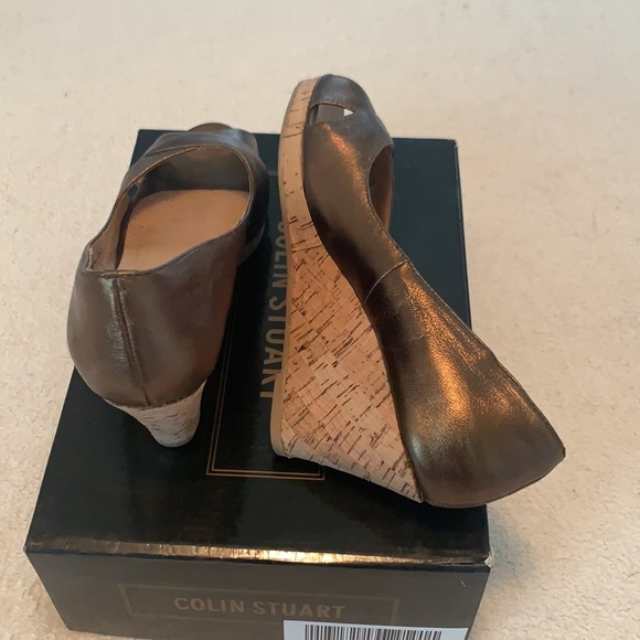 Colin Stuart brass colored peep toe wedge - Picture 5 of 6